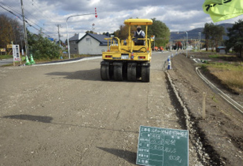 瑞穂旭川停車場線防災B（地方道）工事における舗装・路盤の転圧作業の様子